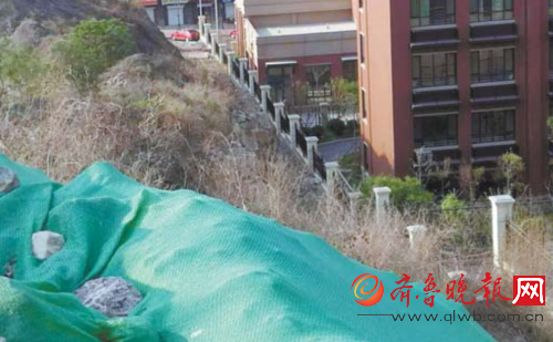 济南凤凰路小学三层楼高的渣土清了