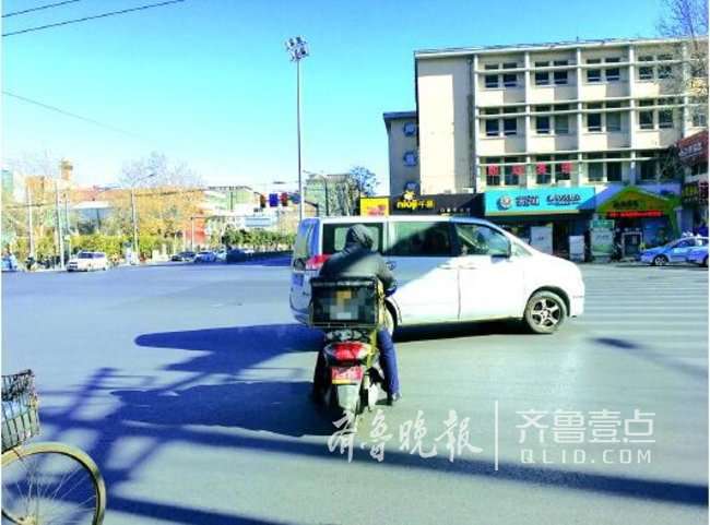 外卖小哥闯红灯